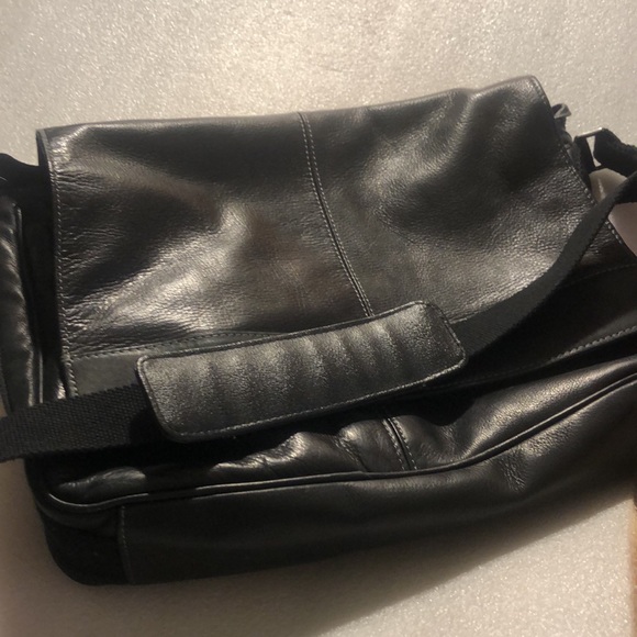 Kenneth Cole Reaction black laptop bag - Picture 2 of 13